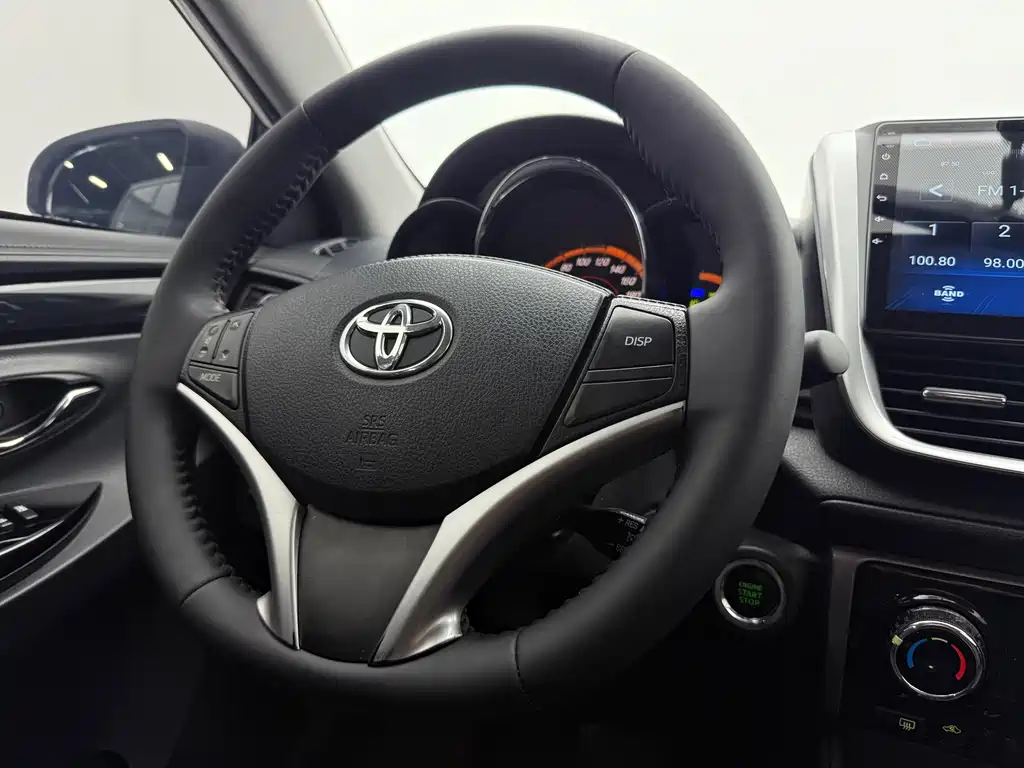 Toyota Yaris L — фото 15