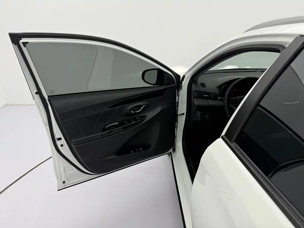 Toyota Yaris L — фото 20