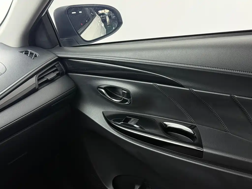 Toyota Yaris L — фото 10