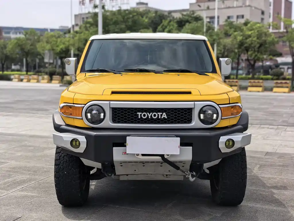 Toyota FJ Cruiser — фото 2