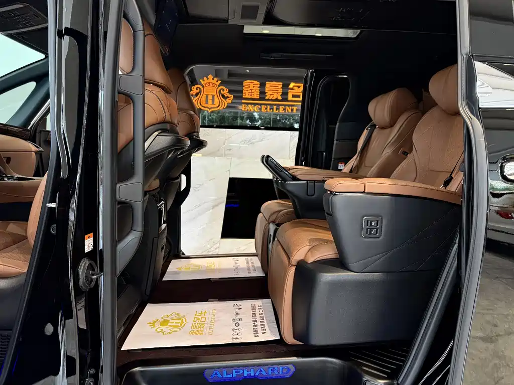 Toyota Alphard — фото 11