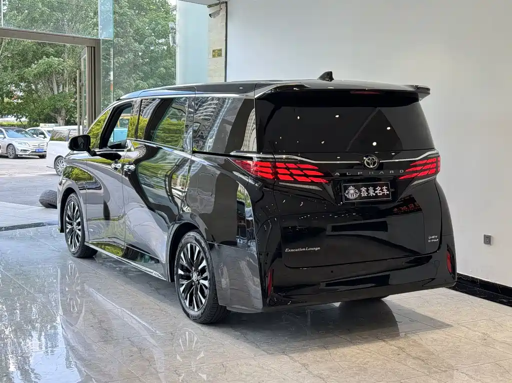 Toyota Alphard — фото 23