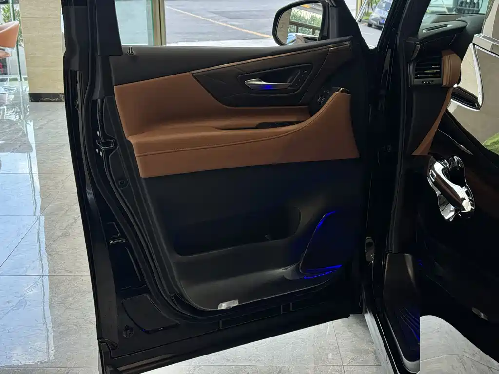 Toyota Alphard — фото 6