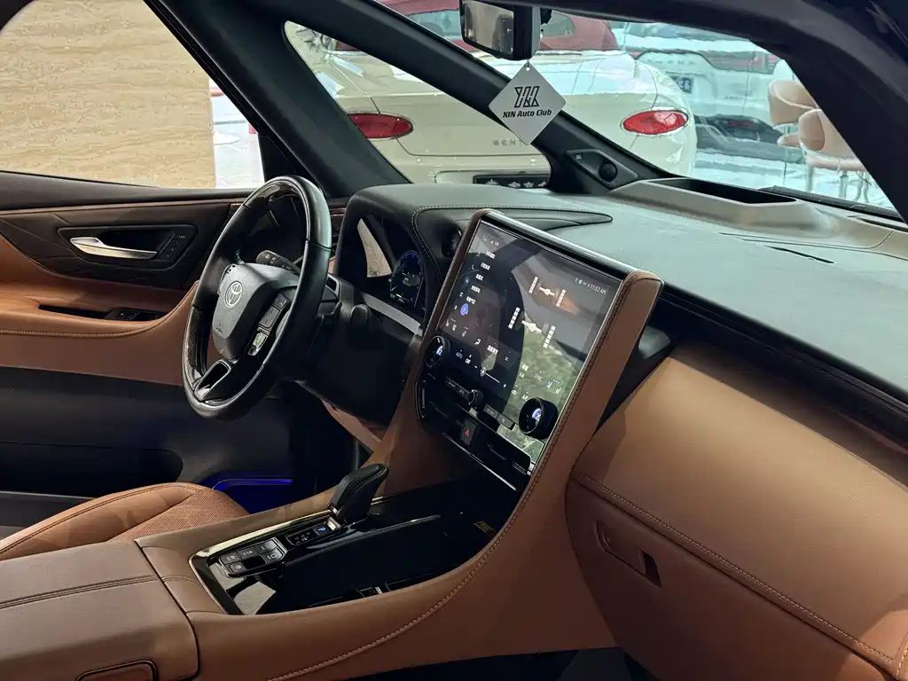 Toyota Alphard — фото 10