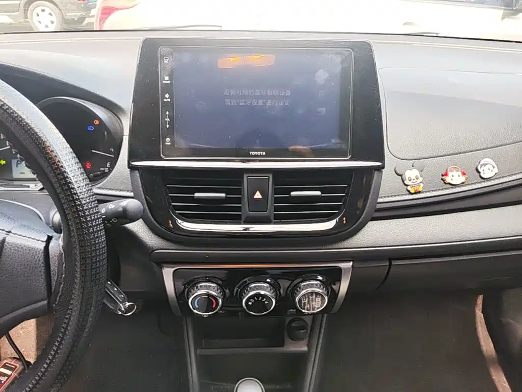 Toyota Yaris L — фото 13