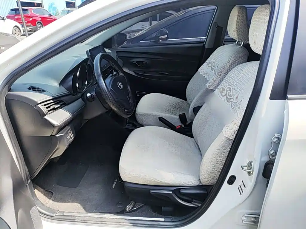 Toyota Yaris L — фото 15