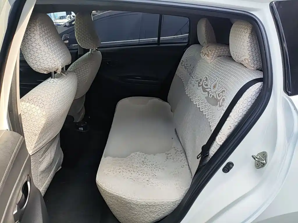 Toyota Yaris L — фото 17