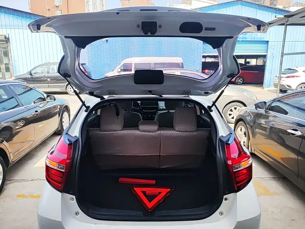 Toyota Yaris L — фото 19