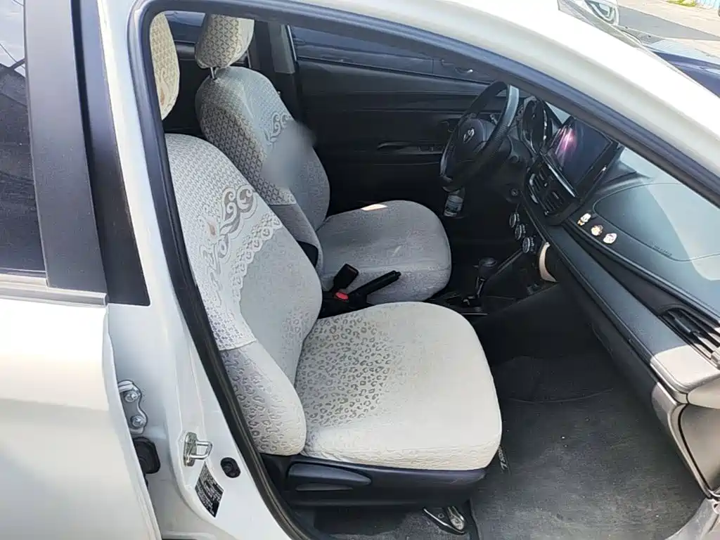 Toyota Yaris L — фото 25