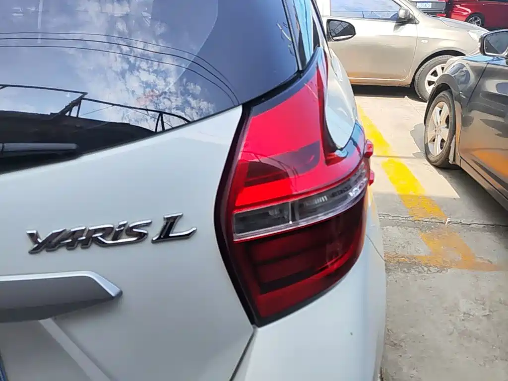Toyota Yaris L — фото 8