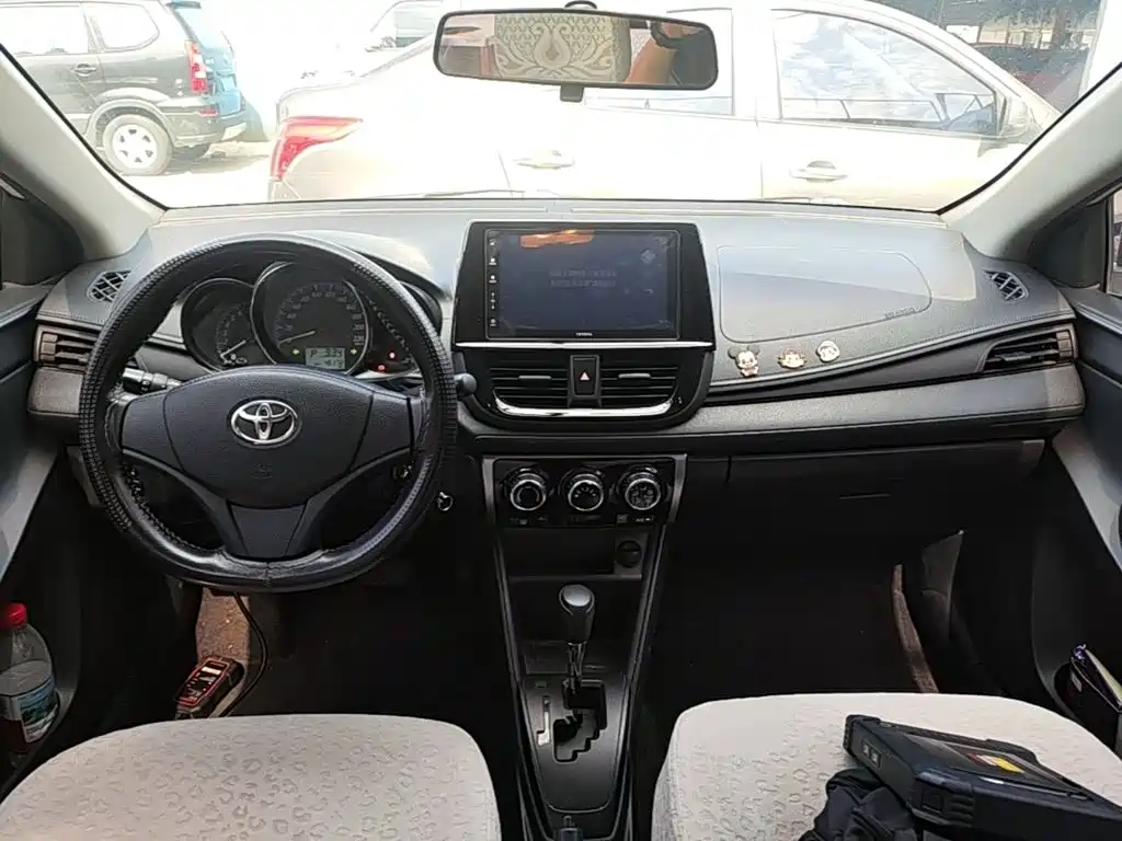 Toyota Yaris L — фото 10