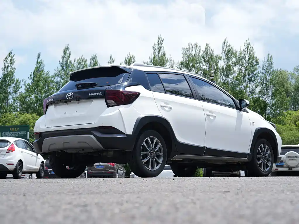 Toyota Yaris L — фото 4
