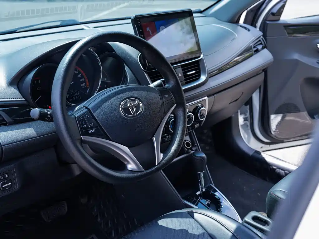Toyota Yaris L — фото 9