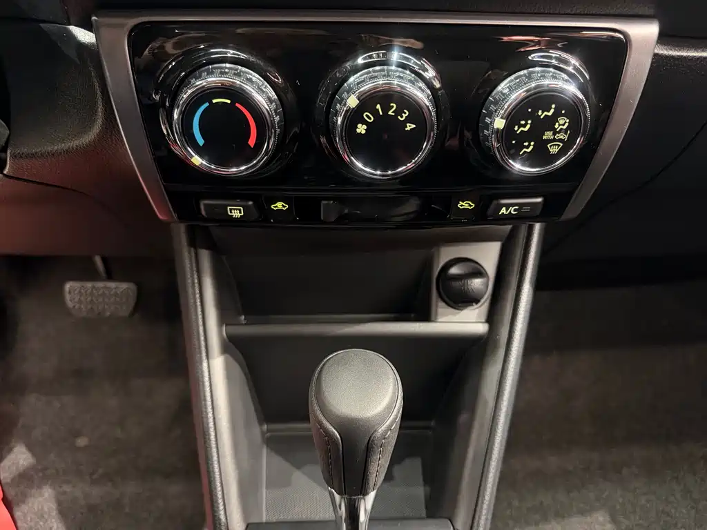Toyota Yaris L — фото 13