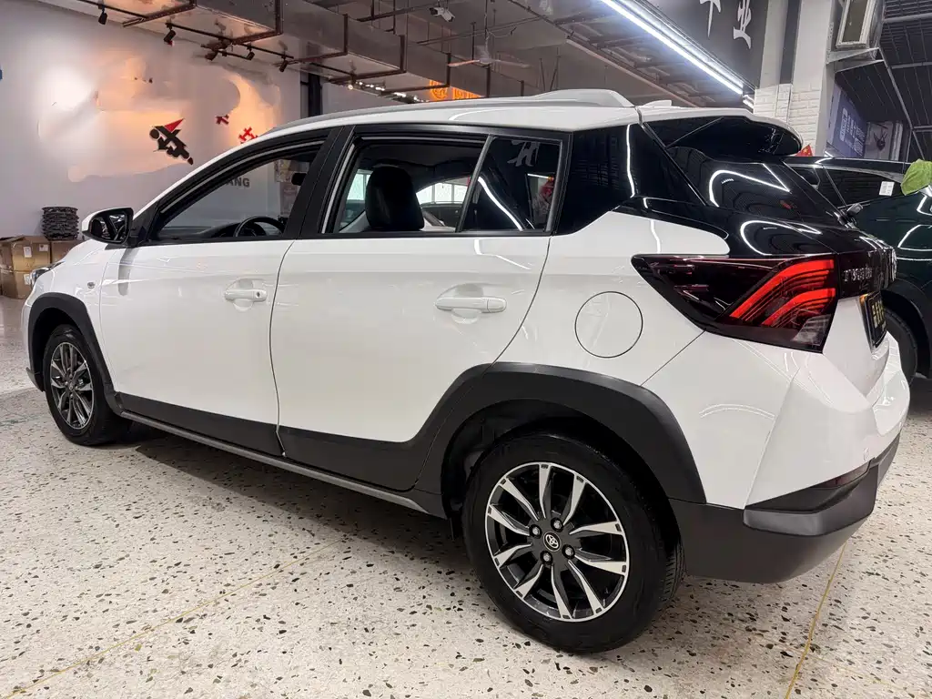 Toyota Yaris L — фото 6