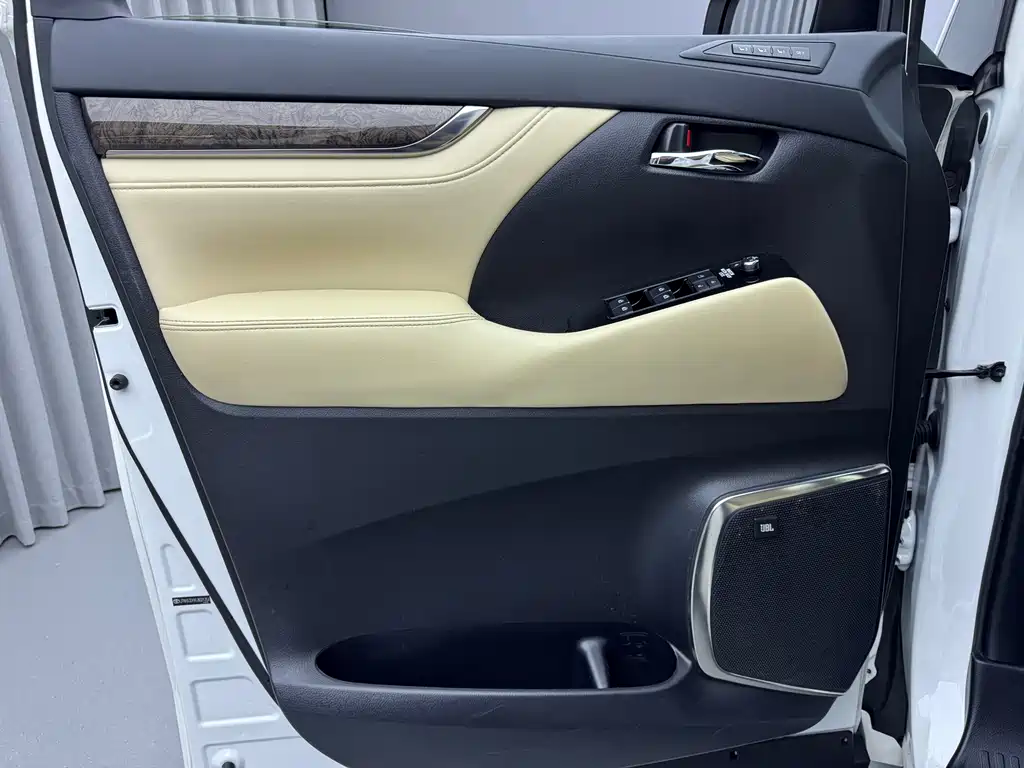 Toyota Alphard — фото 11