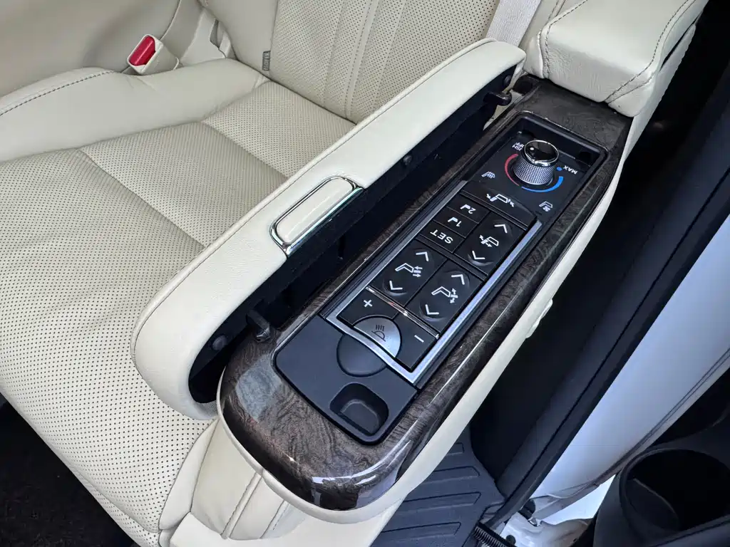 Toyota Alphard — фото 13