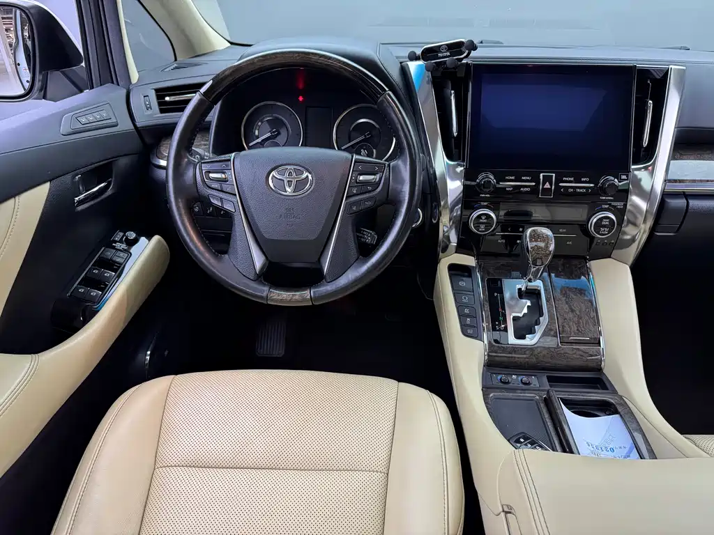 Toyota Alphard — фото 17