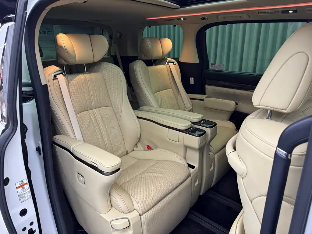Toyota Alphard — фото 19