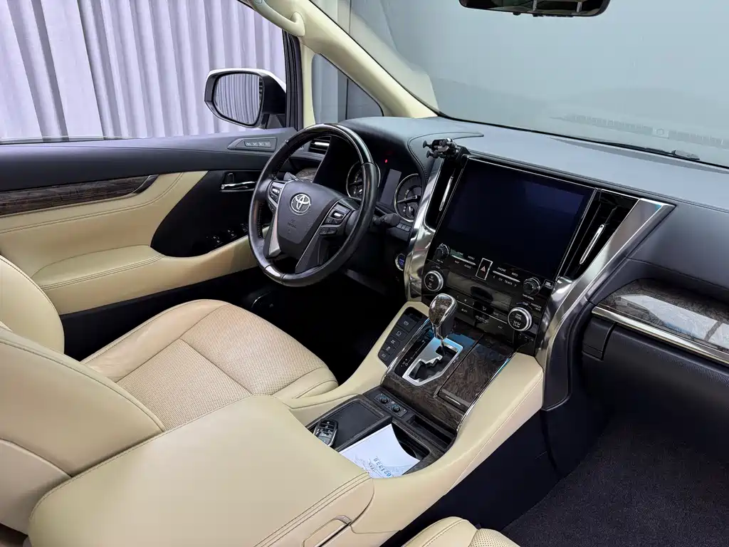 Toyota Alphard — фото 20