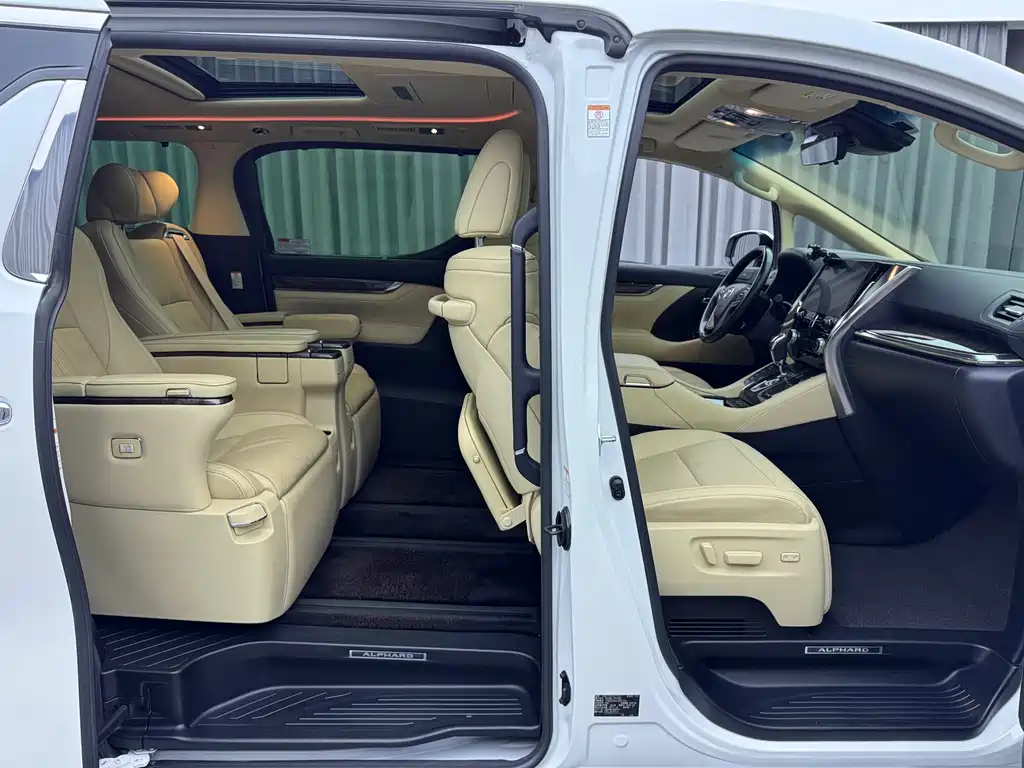 Toyota Alphard — фото 21