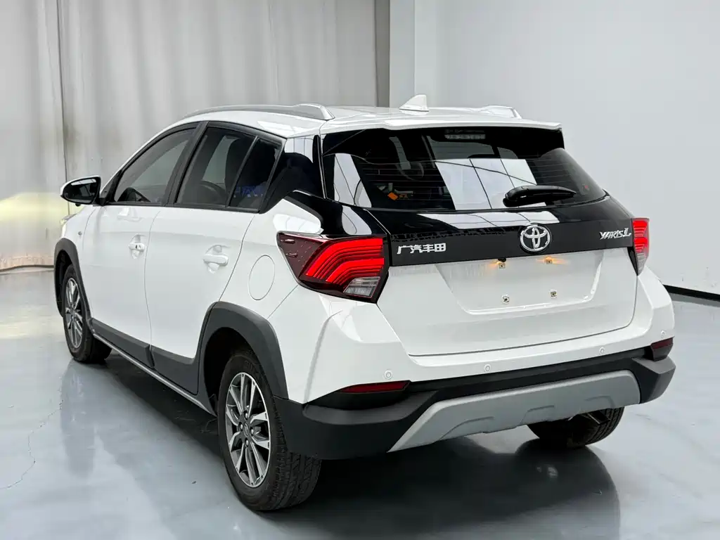 Toyota Yaris L — фото 14