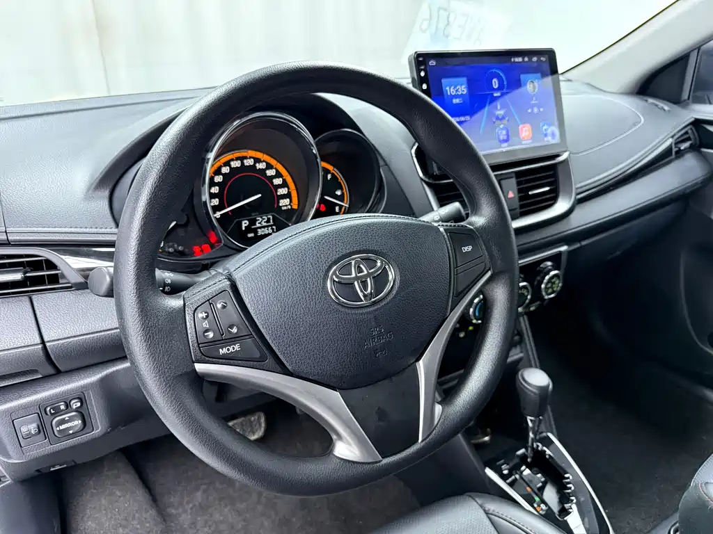 Toyota Yaris L — фото 8