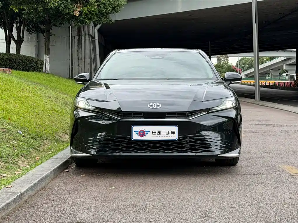 Toyota Camry — фото 2