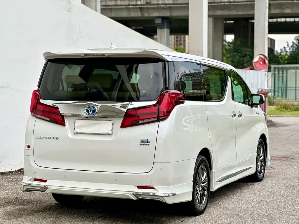 Toyota Alphard — фото 14