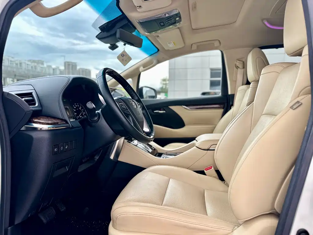 Toyota Alphard — фото 4