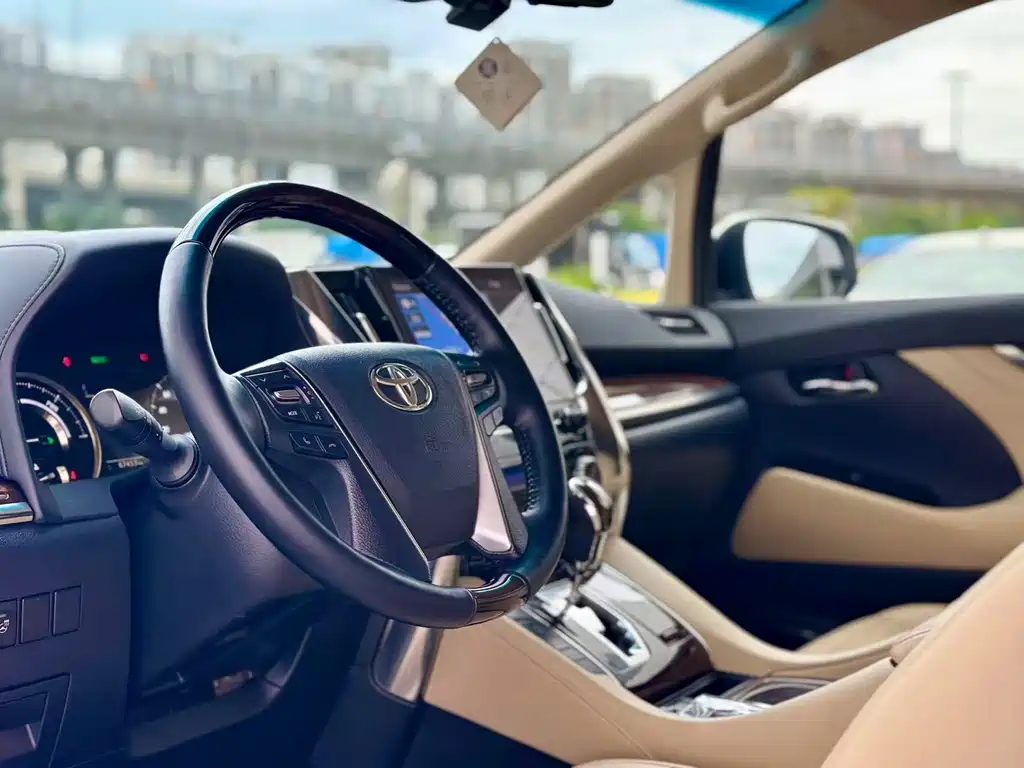 Toyota Alphard — фото 5