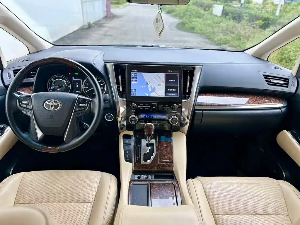 Toyota Alphard — фото 7