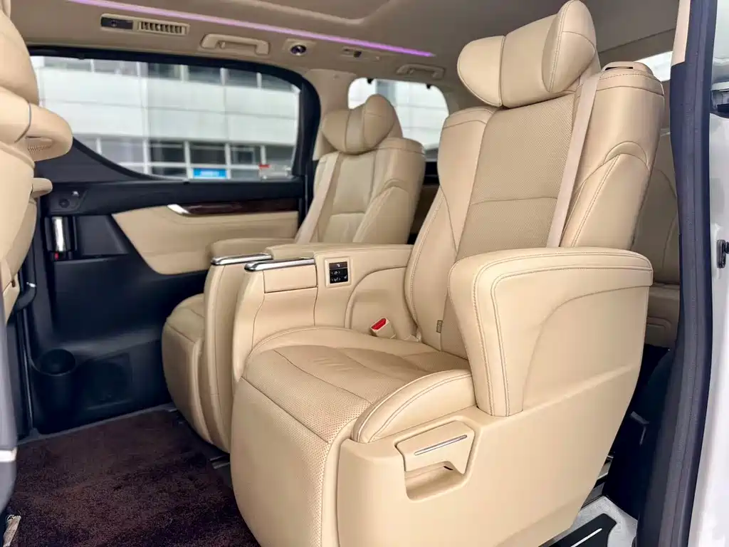 Toyota Alphard — фото 9