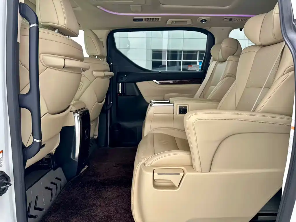 Toyota Alphard — фото 10