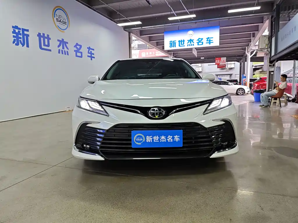 Toyota Camry — фото 2