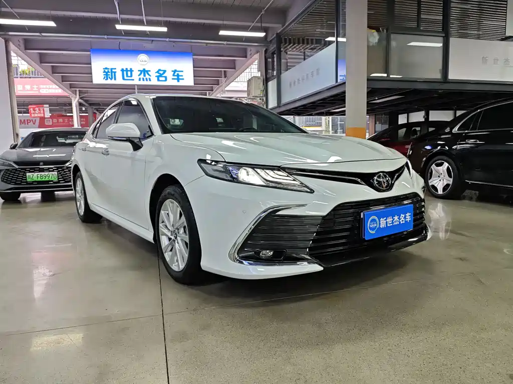 Toyota Camry — фото 3