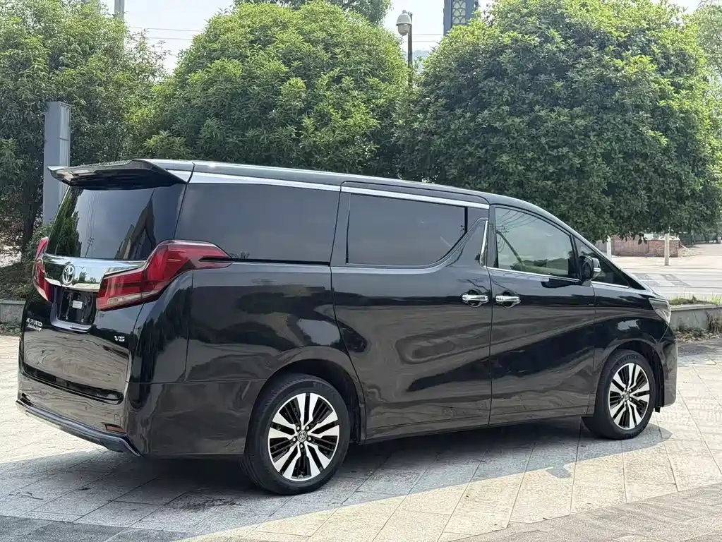 Toyota Alphard — фото 2