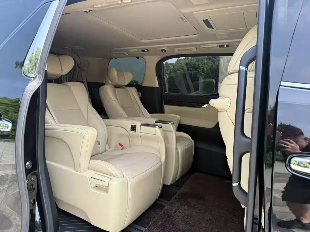 Toyota Alphard — фото 12