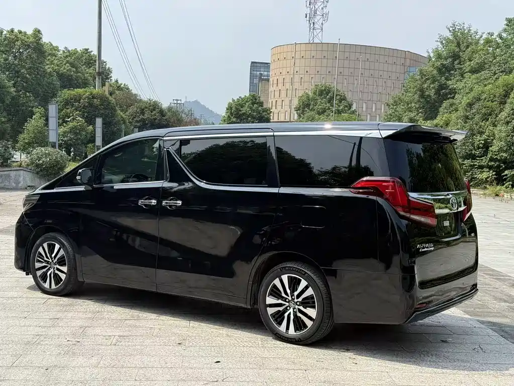 Toyota Alphard — фото 3
