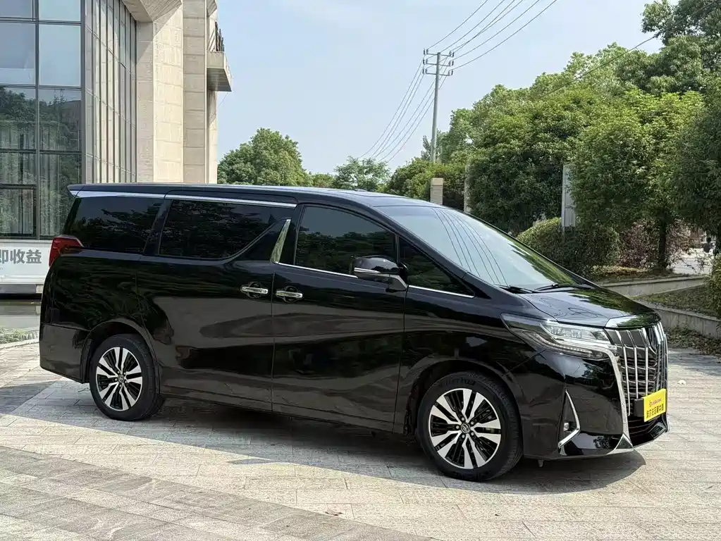 Toyota Alphard — фото 4