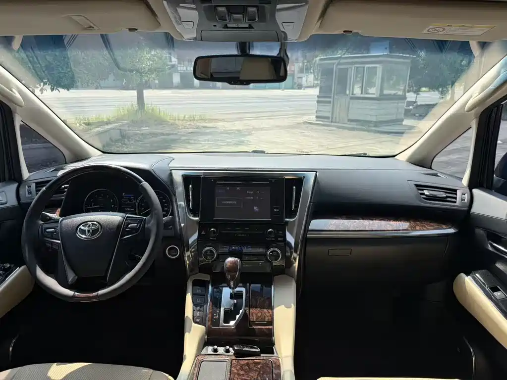 Toyota Alphard — фото 8