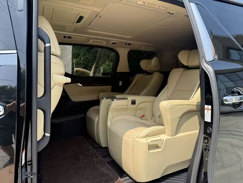 Toyota Alphard — фото 9