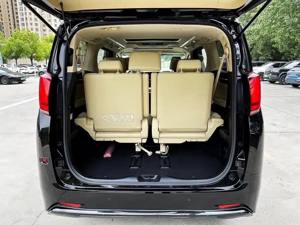 Toyota Alphard — фото 11