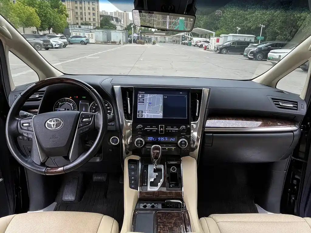 Toyota Alphard — фото 13