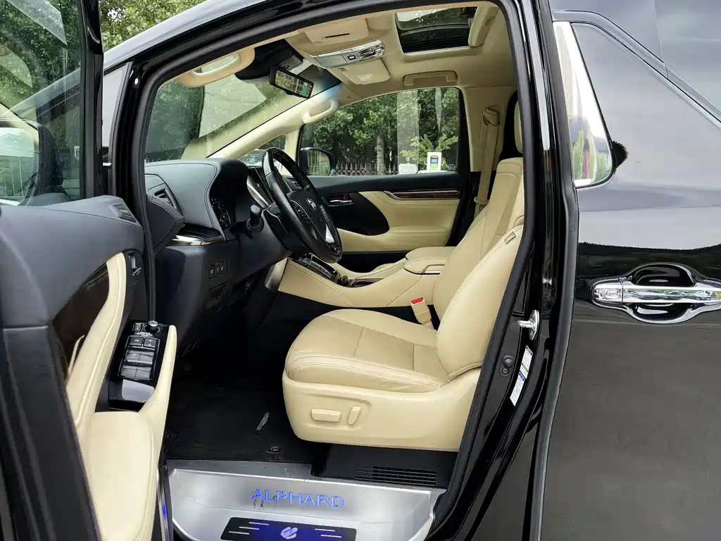 Toyota Alphard — фото 3