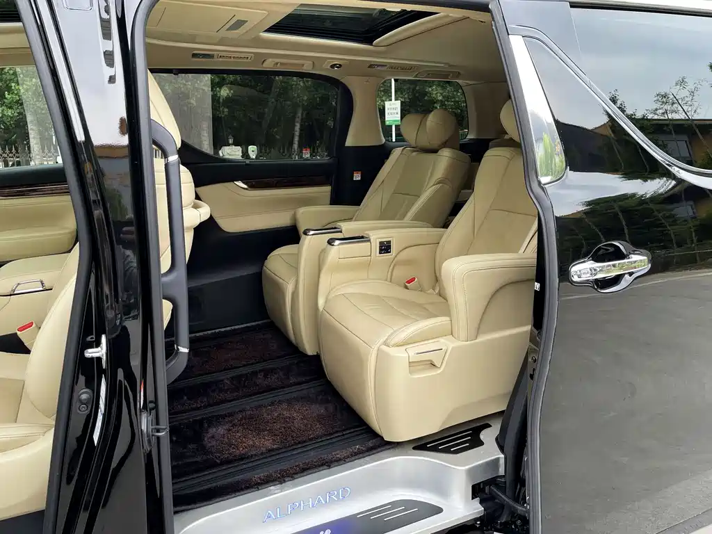 Toyota Alphard — фото 4
