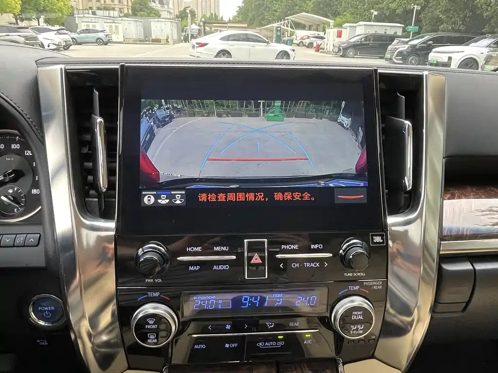 Toyota Alphard — фото 5