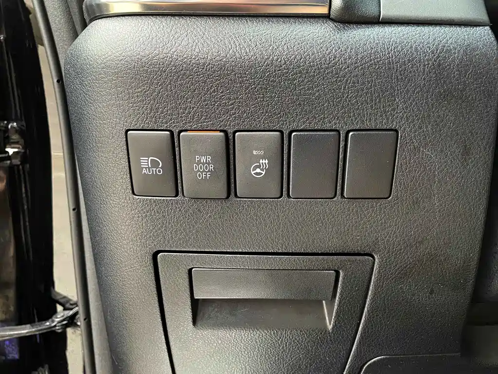 Toyota Alphard — фото 8