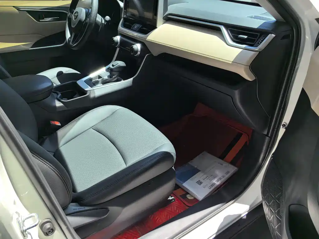 Toyota RAV4 — фото 12