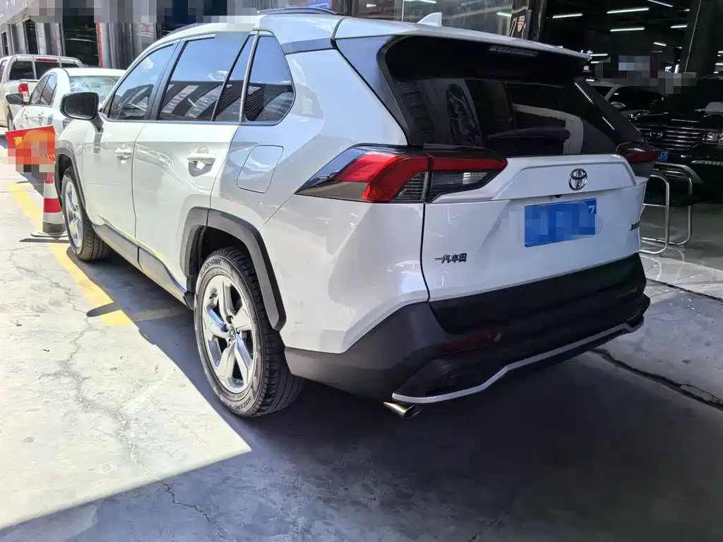 Toyota RAV4 — фото 4